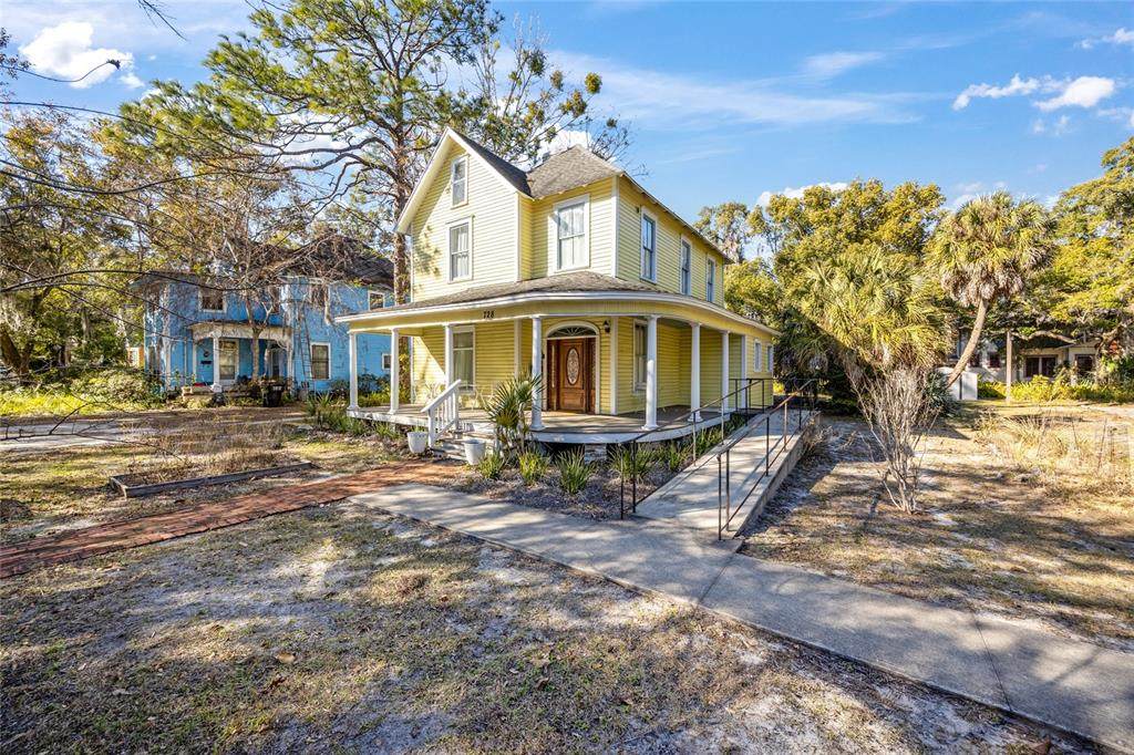 728 University Avenue - Photo 1