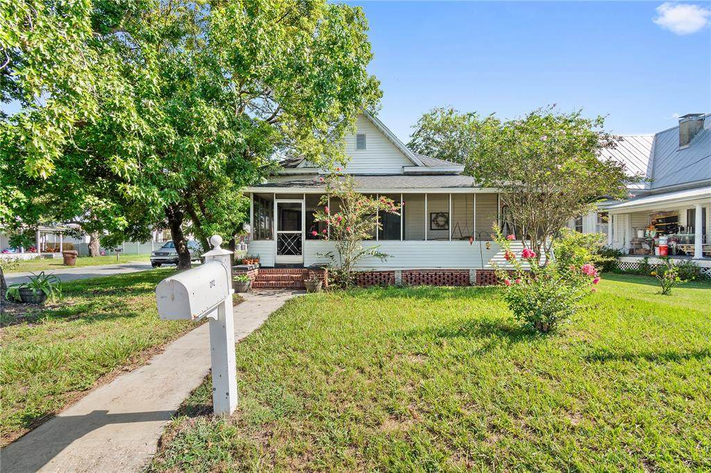 202 Badcock Boulevard - Photo 1