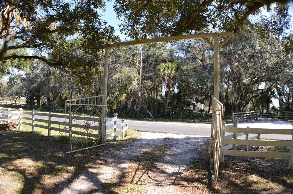 706 Brentwood Drive - Photo 1