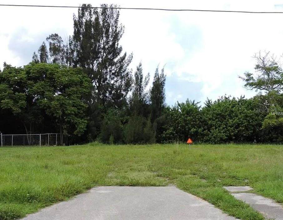 189 Poinsettia Circle - Photo 1