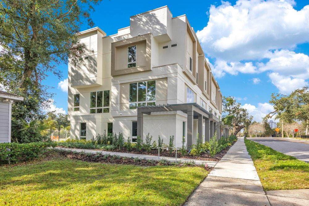 1010 Robinson Street - Photo 1