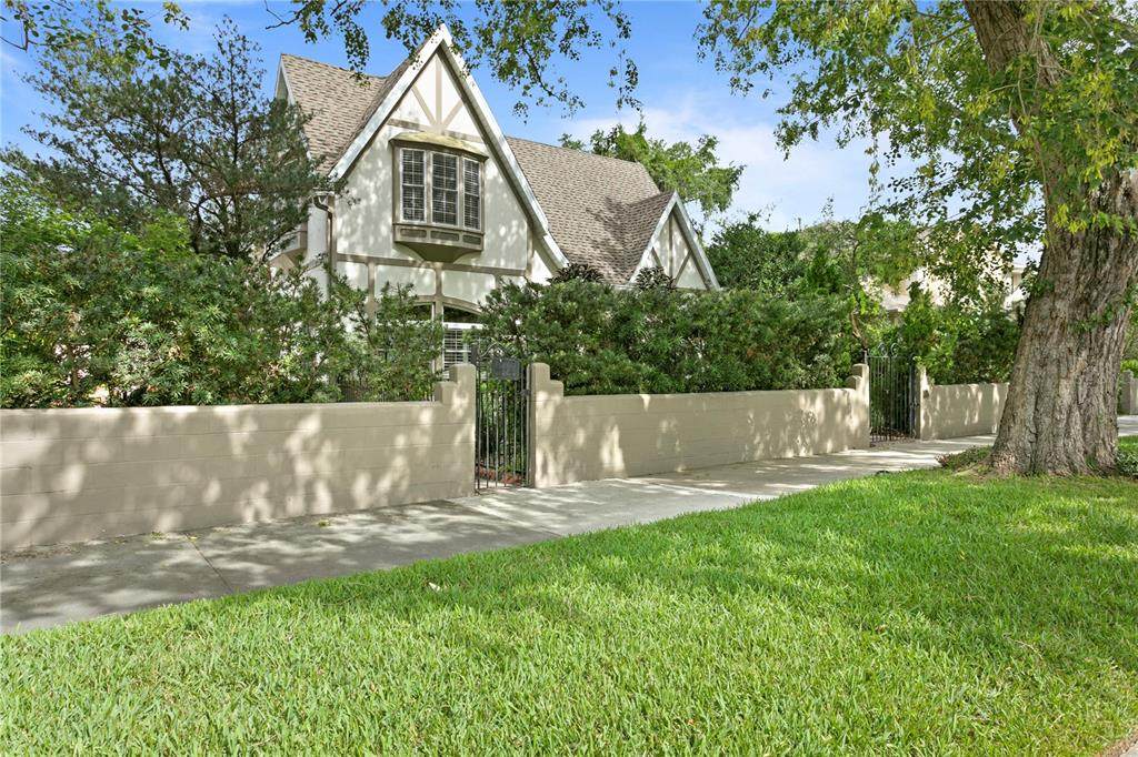208 Davis Boulevard - Photo 1