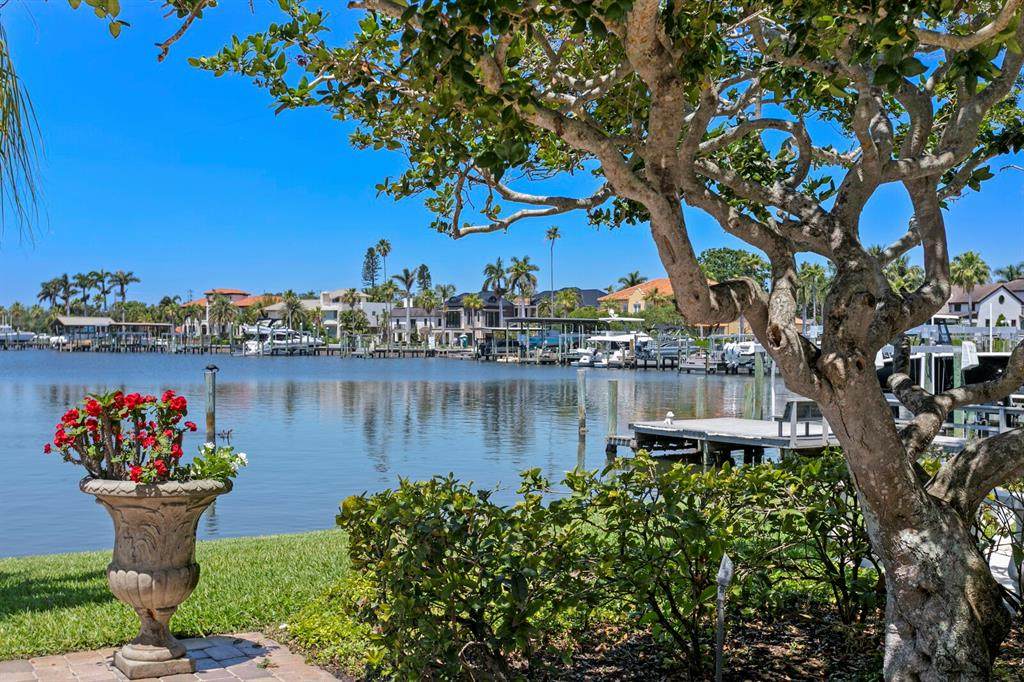 321 Brightwaters Boulevard - Photo 1