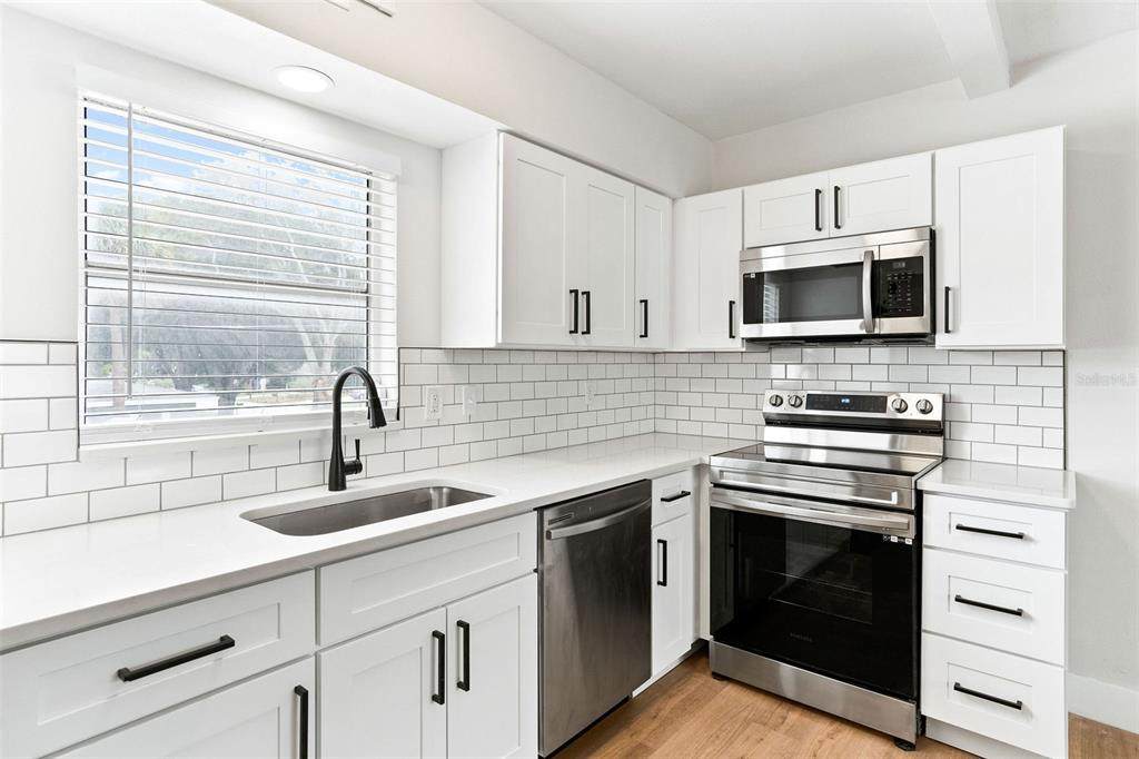 300 Nimbus Avenue - Photo 1