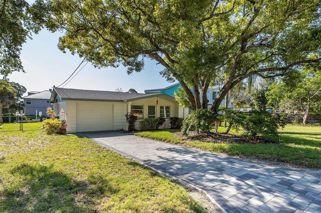 3318 Pineview Drive - Photo 1