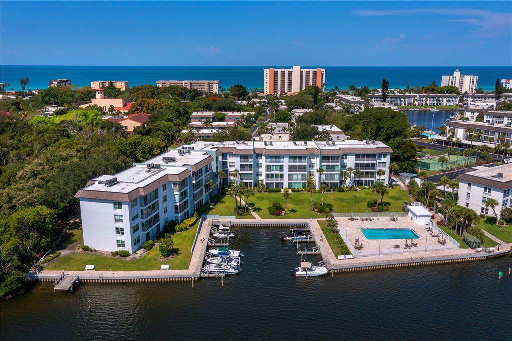 600 Sutton Place - Photo 1