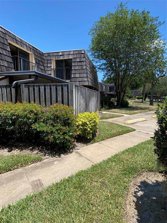 1004 Royal Oak Boulevard - Photo 1