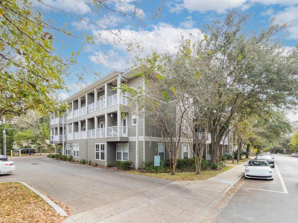 621 10TH Street - Photo 1