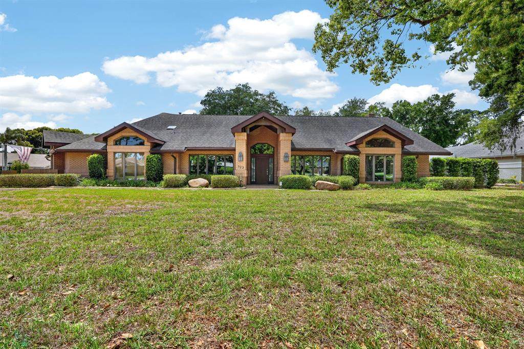 923 Club House Boulevard - Photo 1