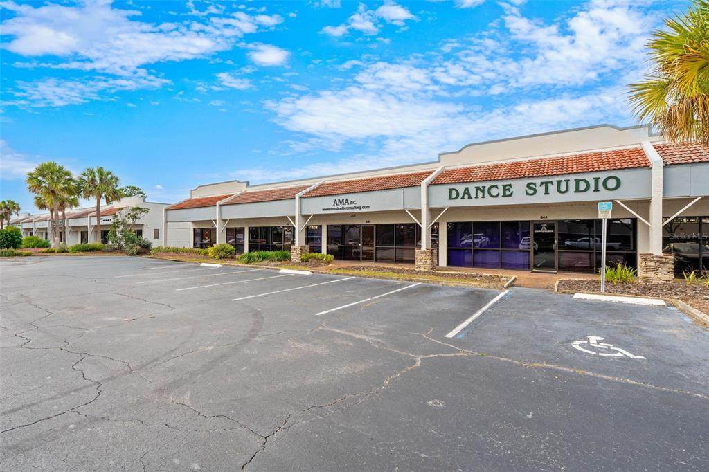 648 Florida Central Parkway - Photo 1