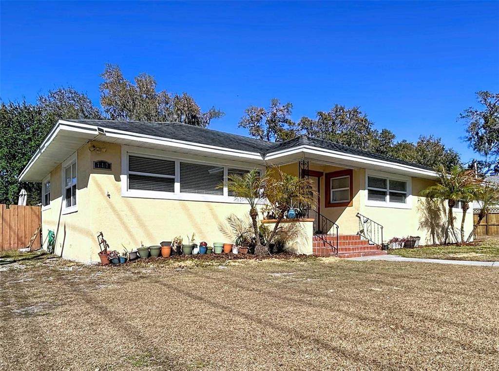 717 End Crescent - Photo 1