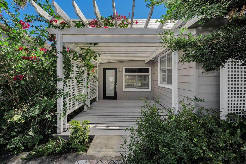 1122 Oakwood Street - Photo 1