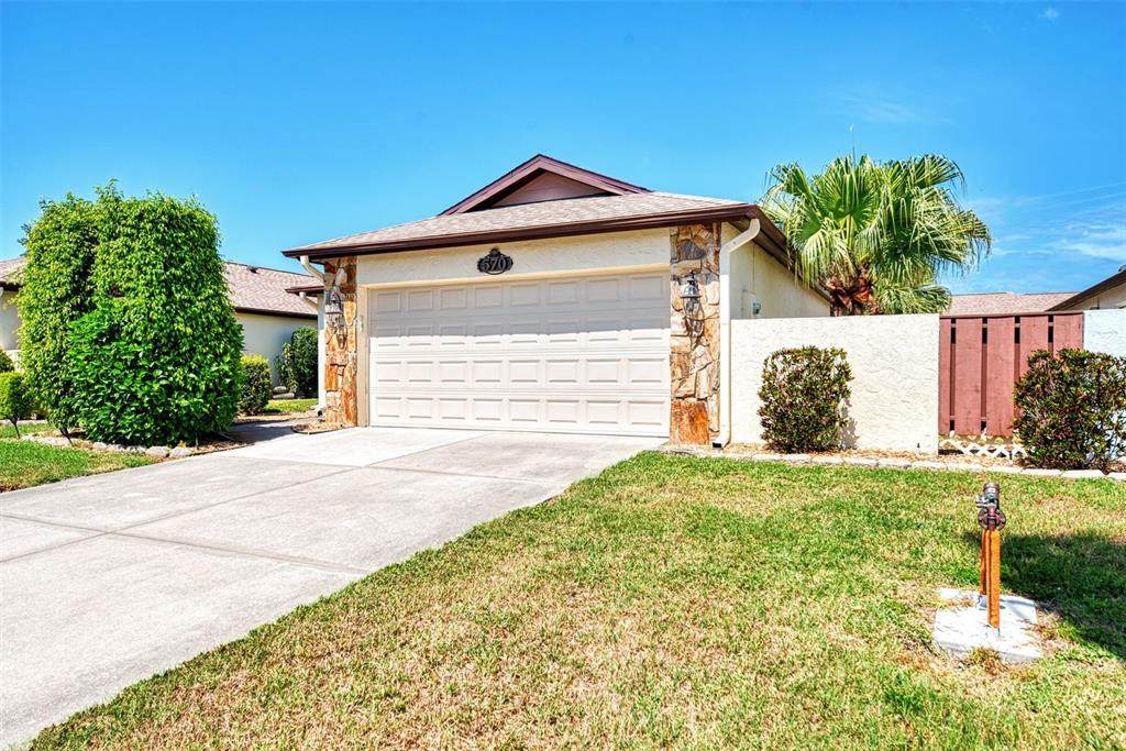 570 Foxwood Boulevard - Photo 1
