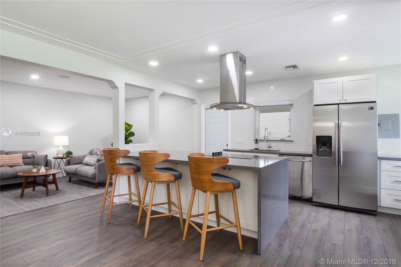 810 70th St - Photo 1