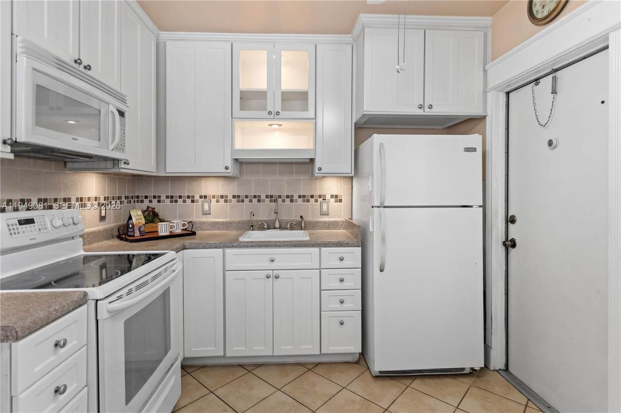 7401 Pines Blvd - Photo 1