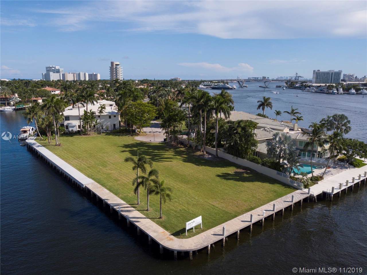 2401 Laguna Dr - Photo 1