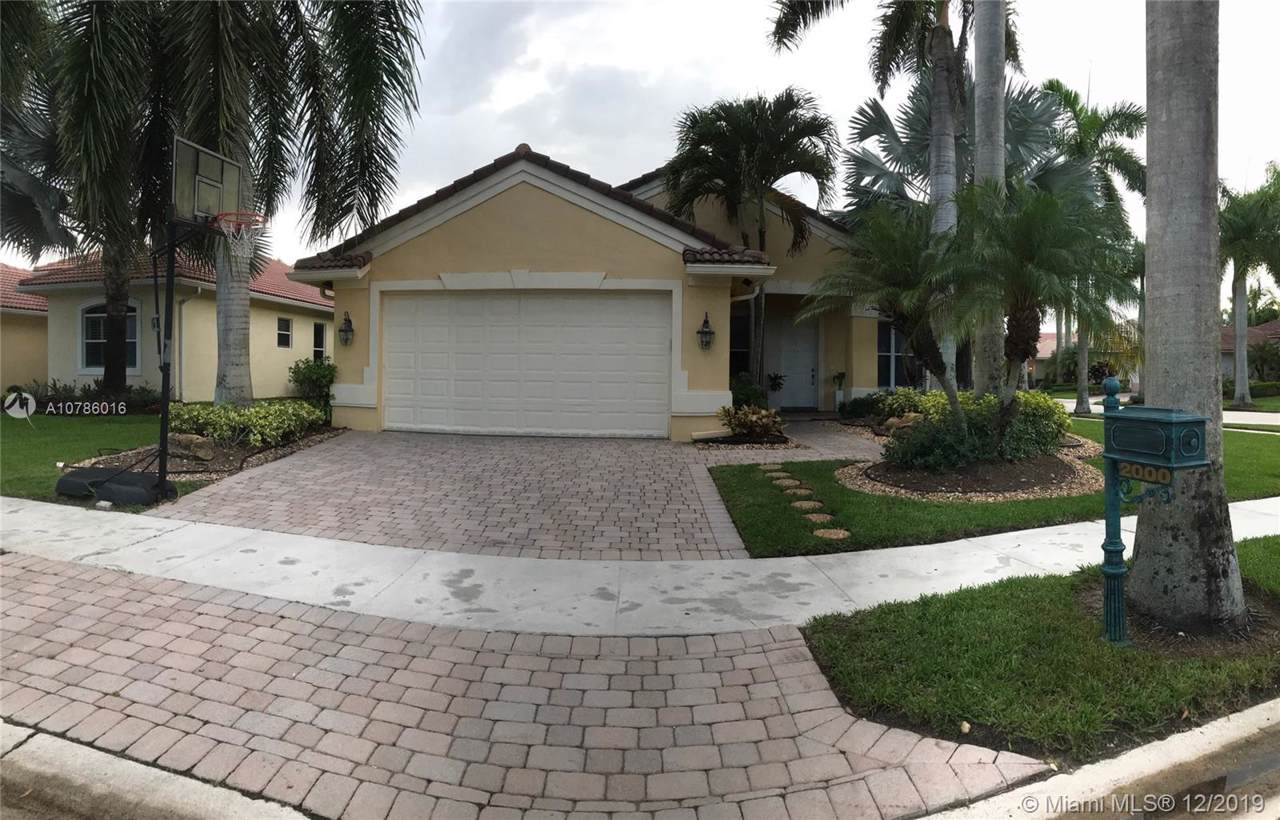 2000 Harbor View Cir - Photo 1