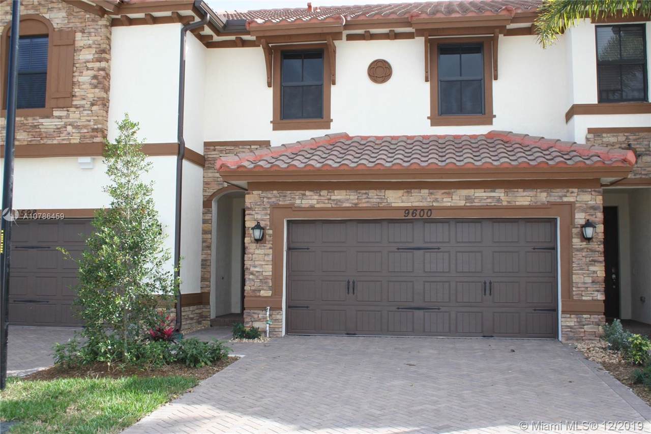 9600 Town Parc Cir N - Photo 1