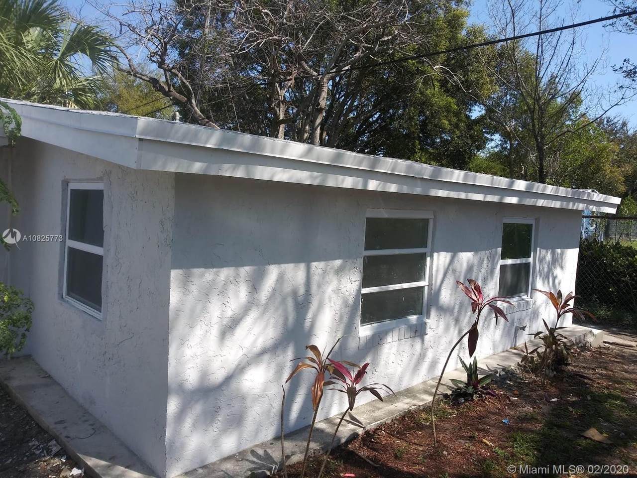 10 28th Way - Photo 1