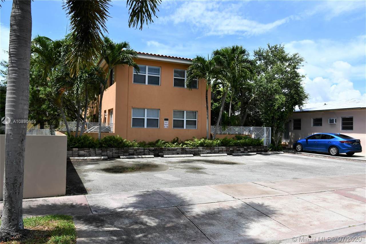 210 Mendoza Ave - Photo 1