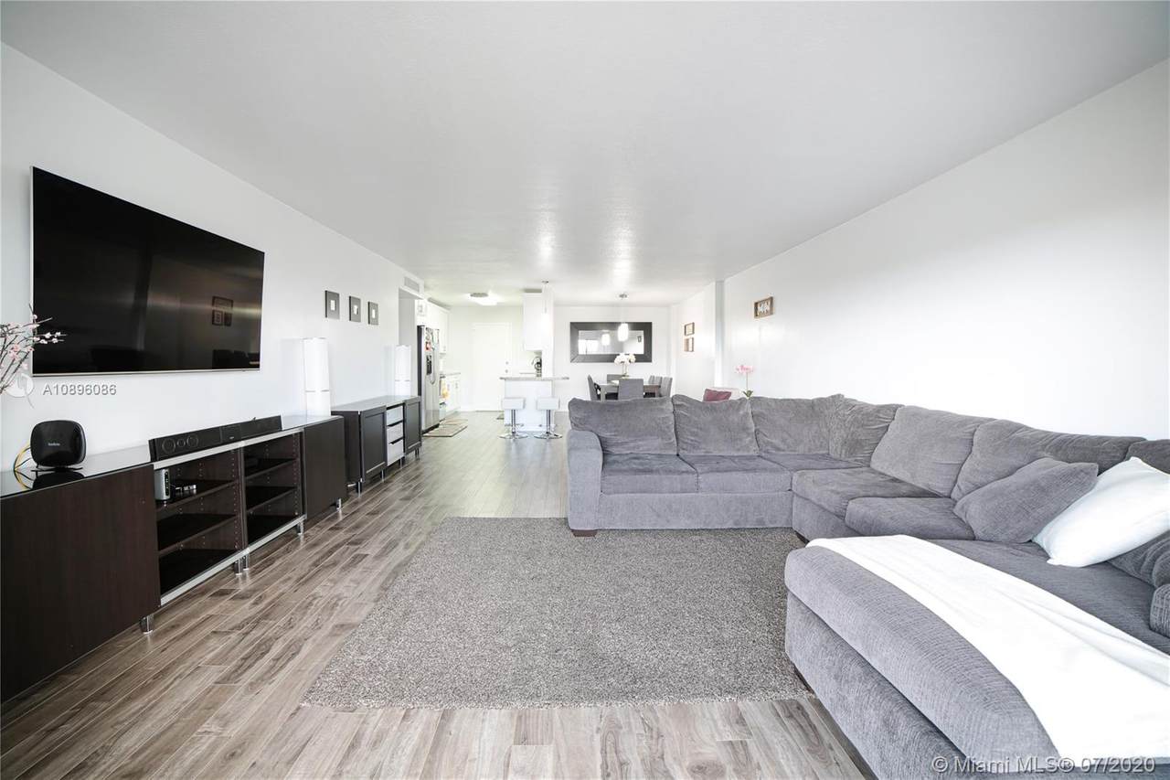 800 195th St - Photo 1