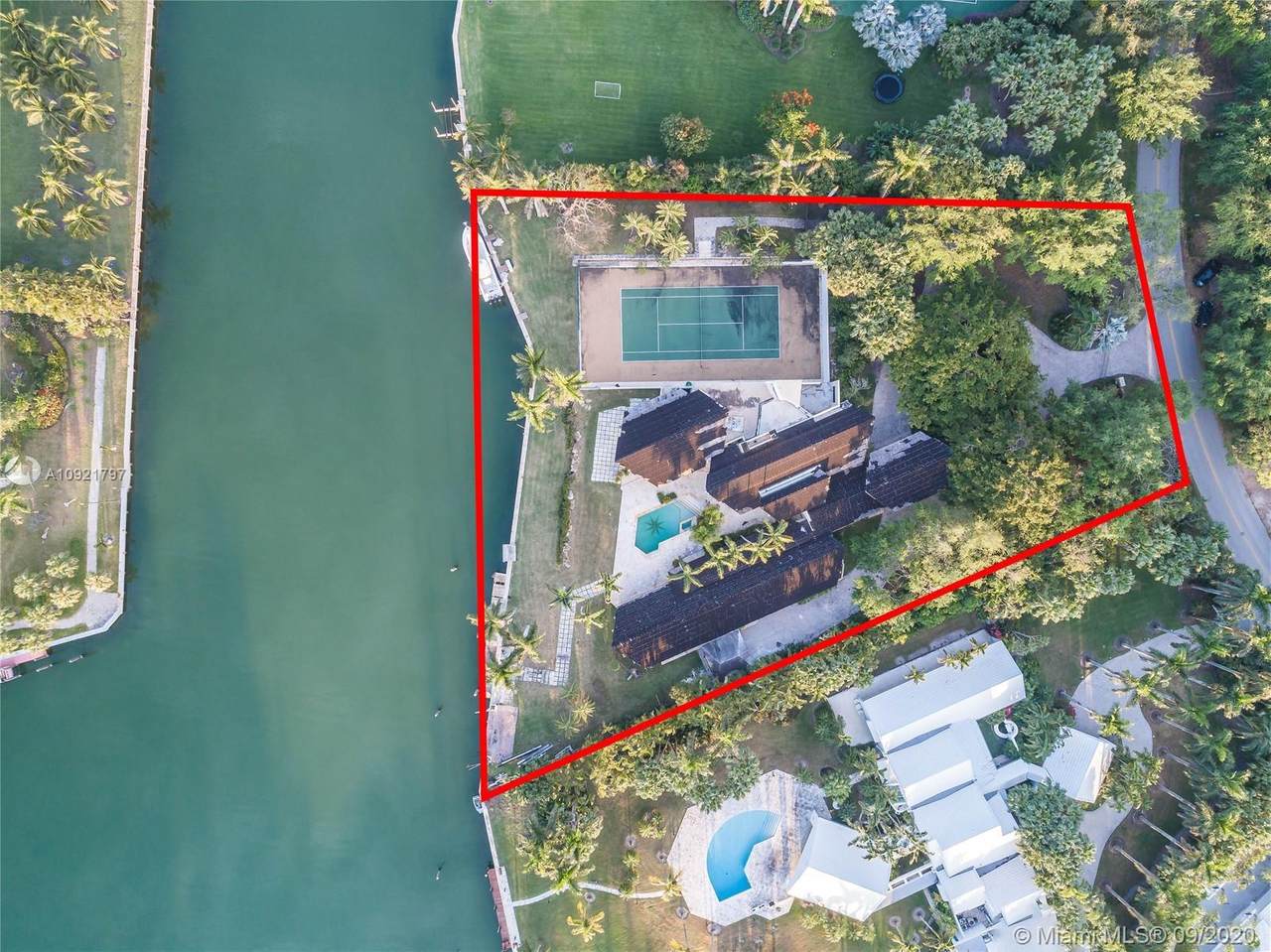 601 Leucadendra Dr - Photo 1