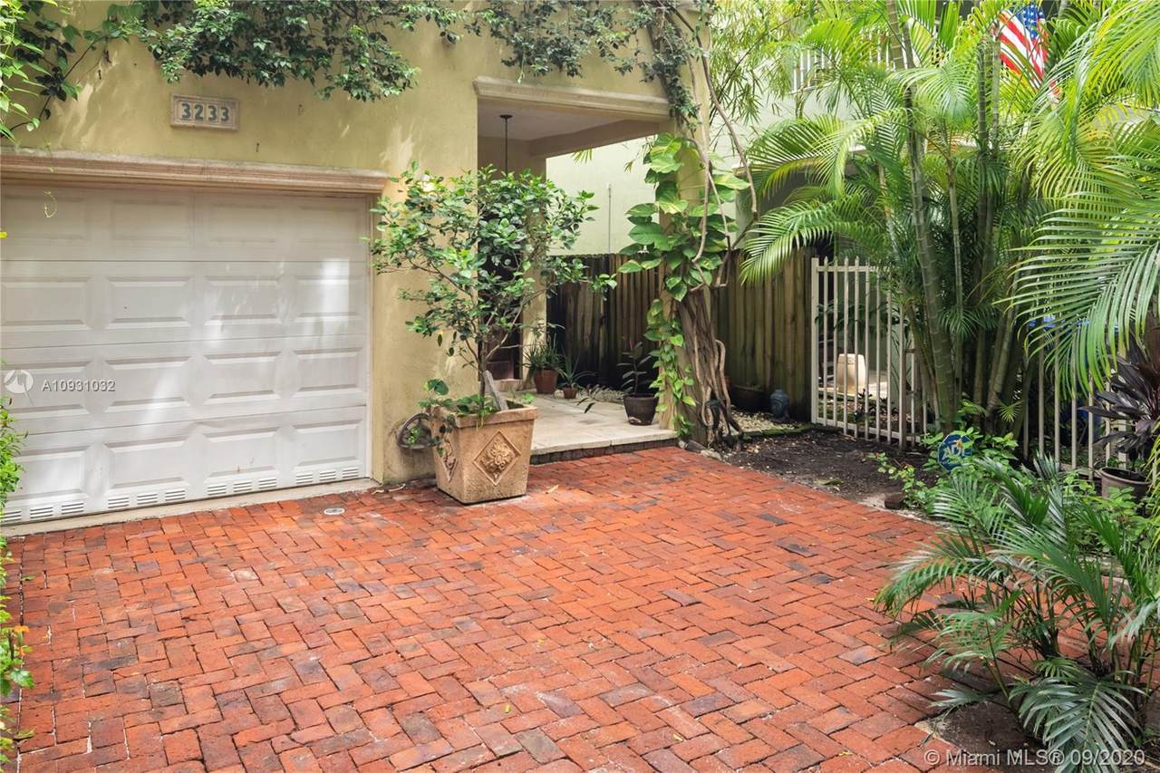 3233 Gifford Ln - Photo 1
