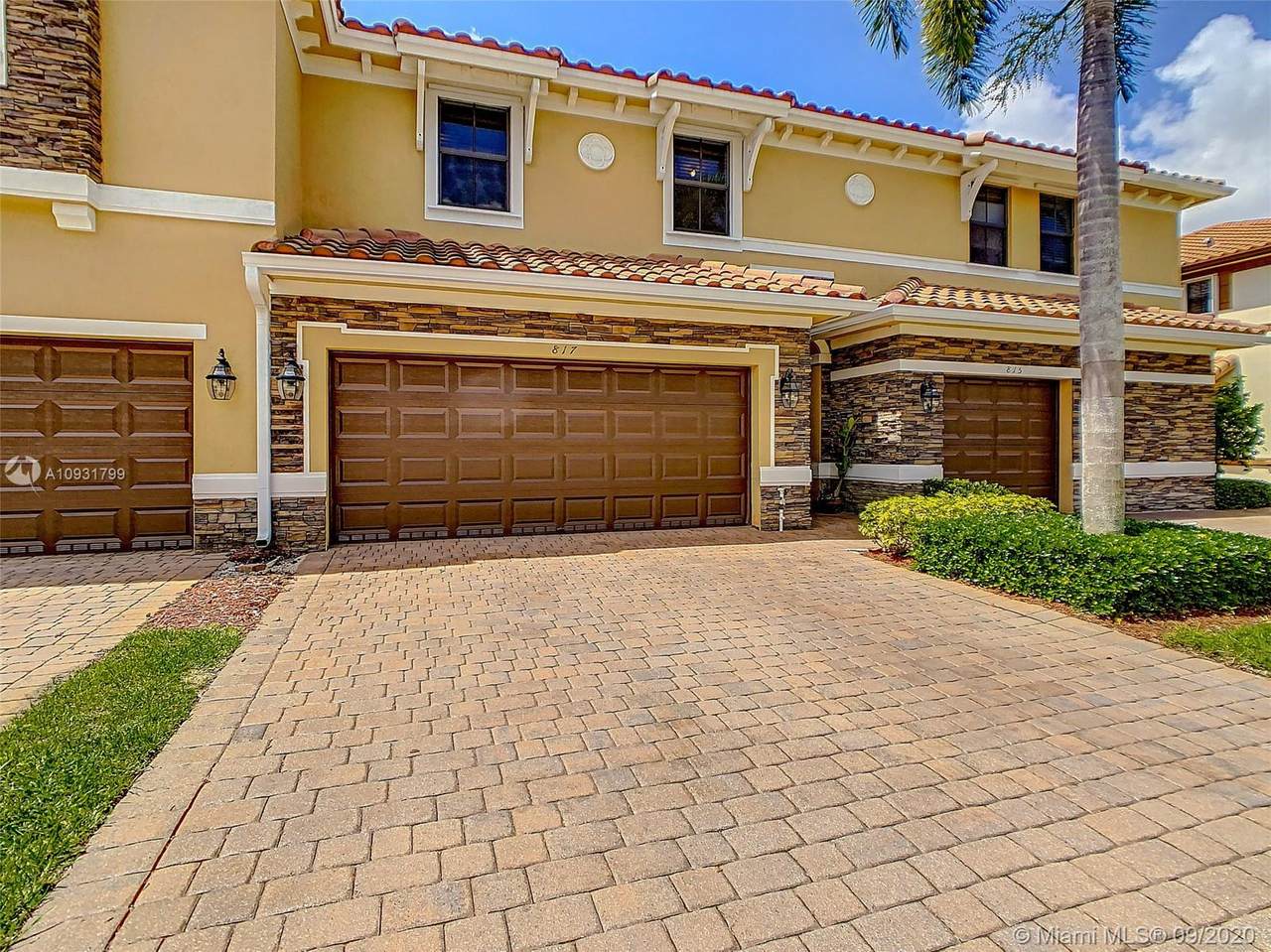 817 Village Cir - Photo 1