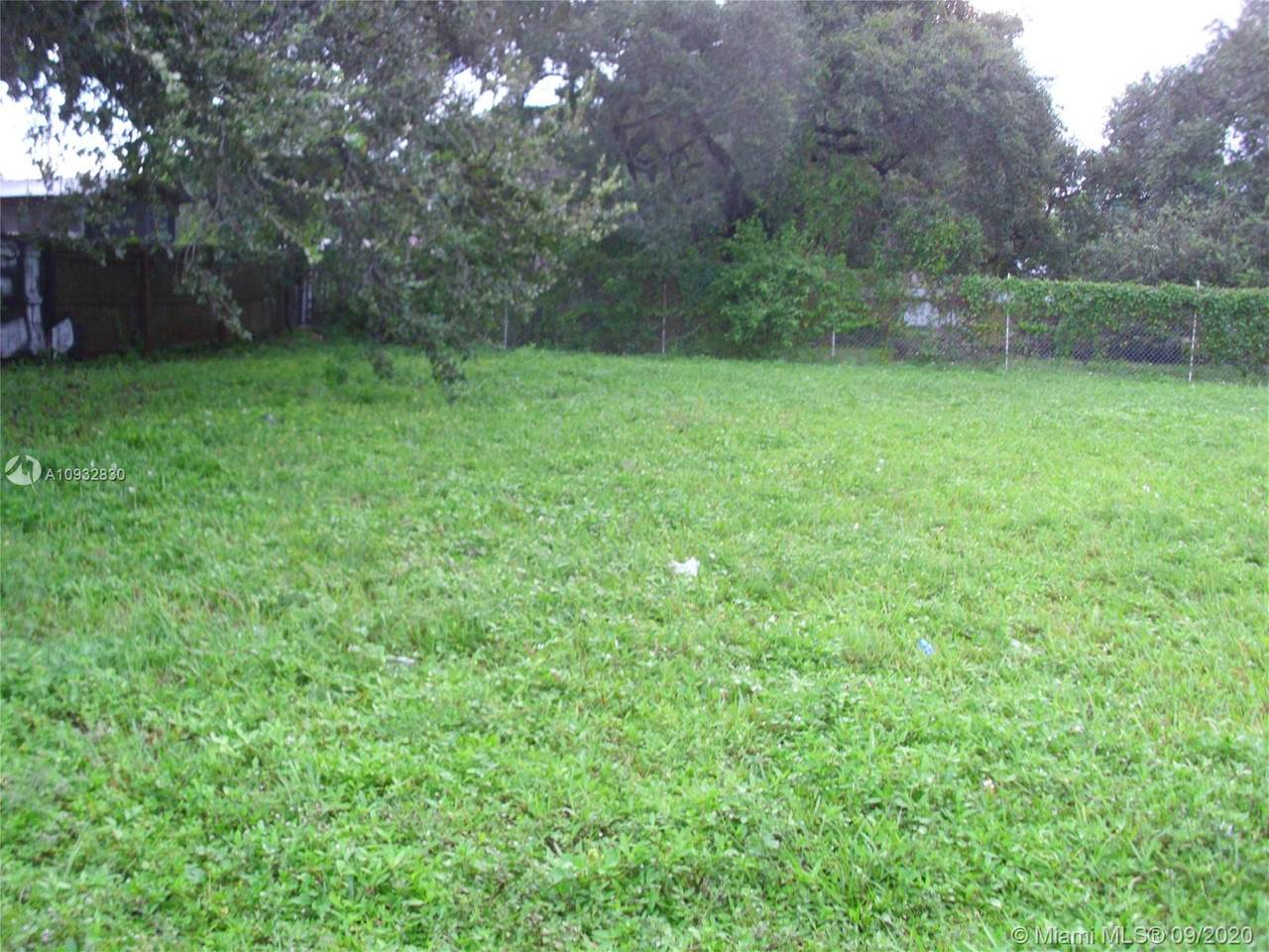 9001 22 AV - Photo 1