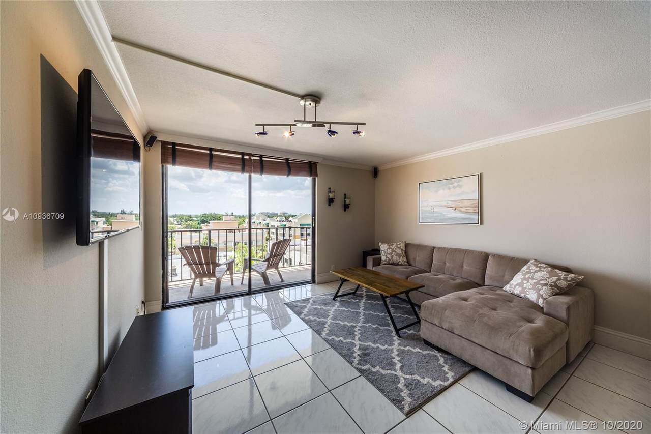2625 Collins Ave - Photo 1
