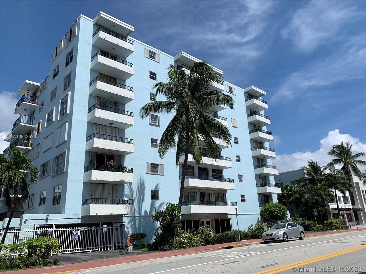 720 Collins Ave - Photo 1