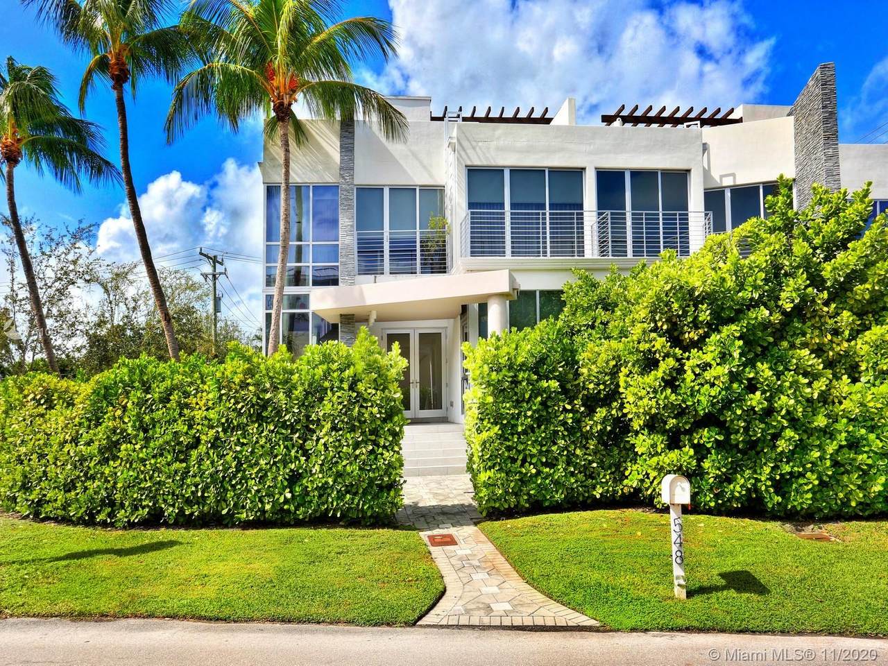 548 Fernwood Rd - Photo 1
