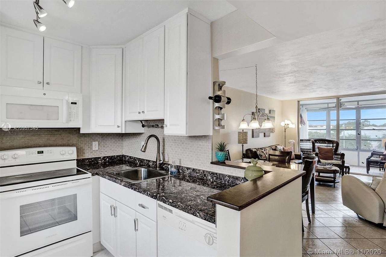 2841 Somerset Dr - Photo 1