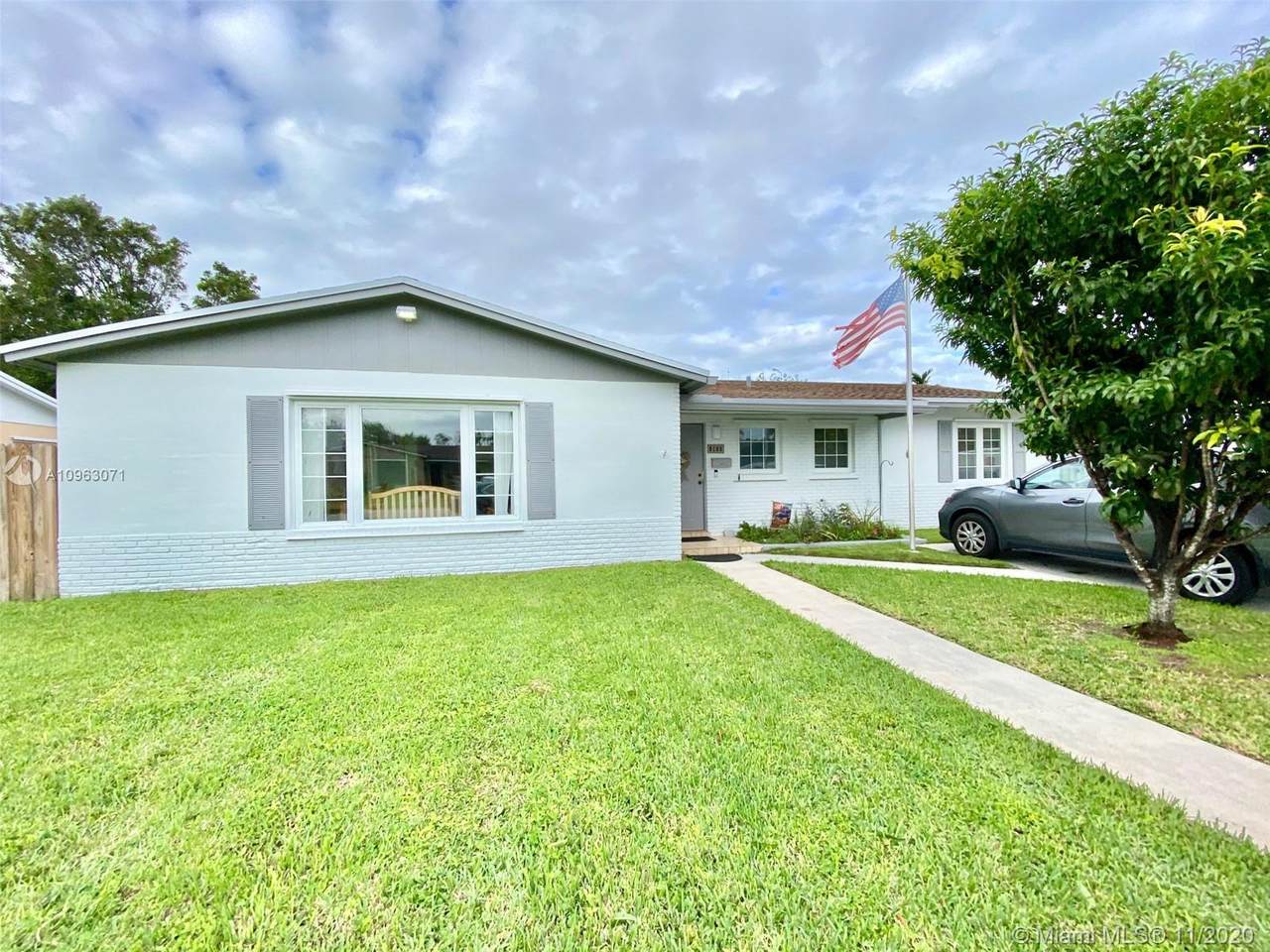 9105 182nd St - Photo 1