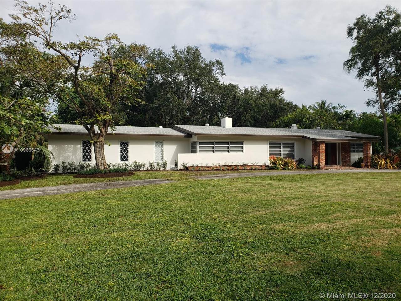 6735 92nd St - Photo 1