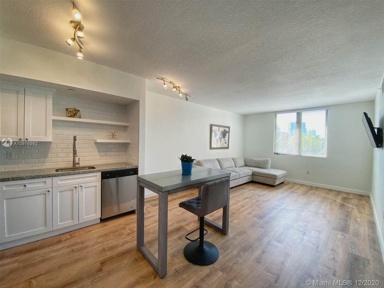 2630 28 St - Photo 1