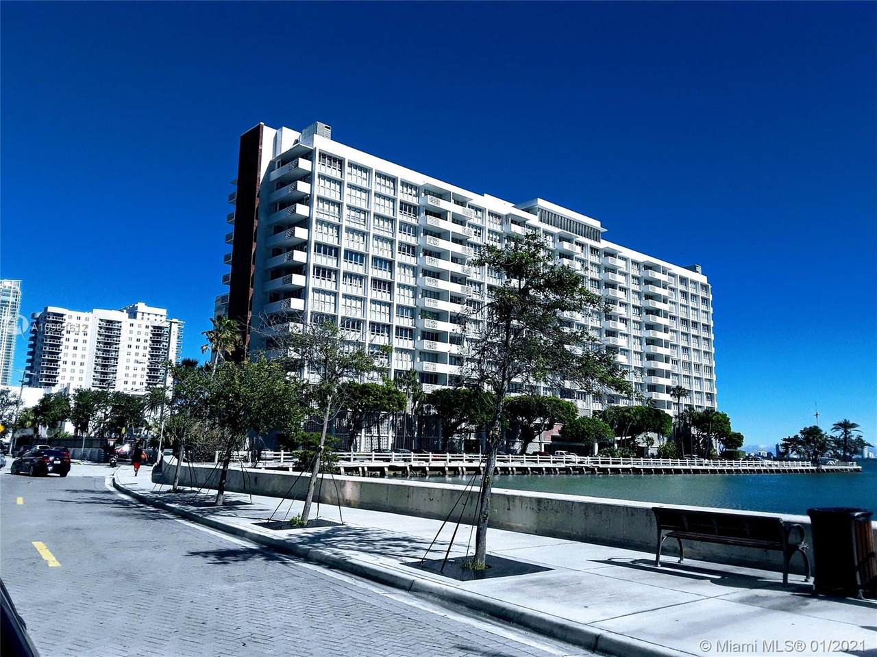 2121 Bayshore Dr - Photo 1