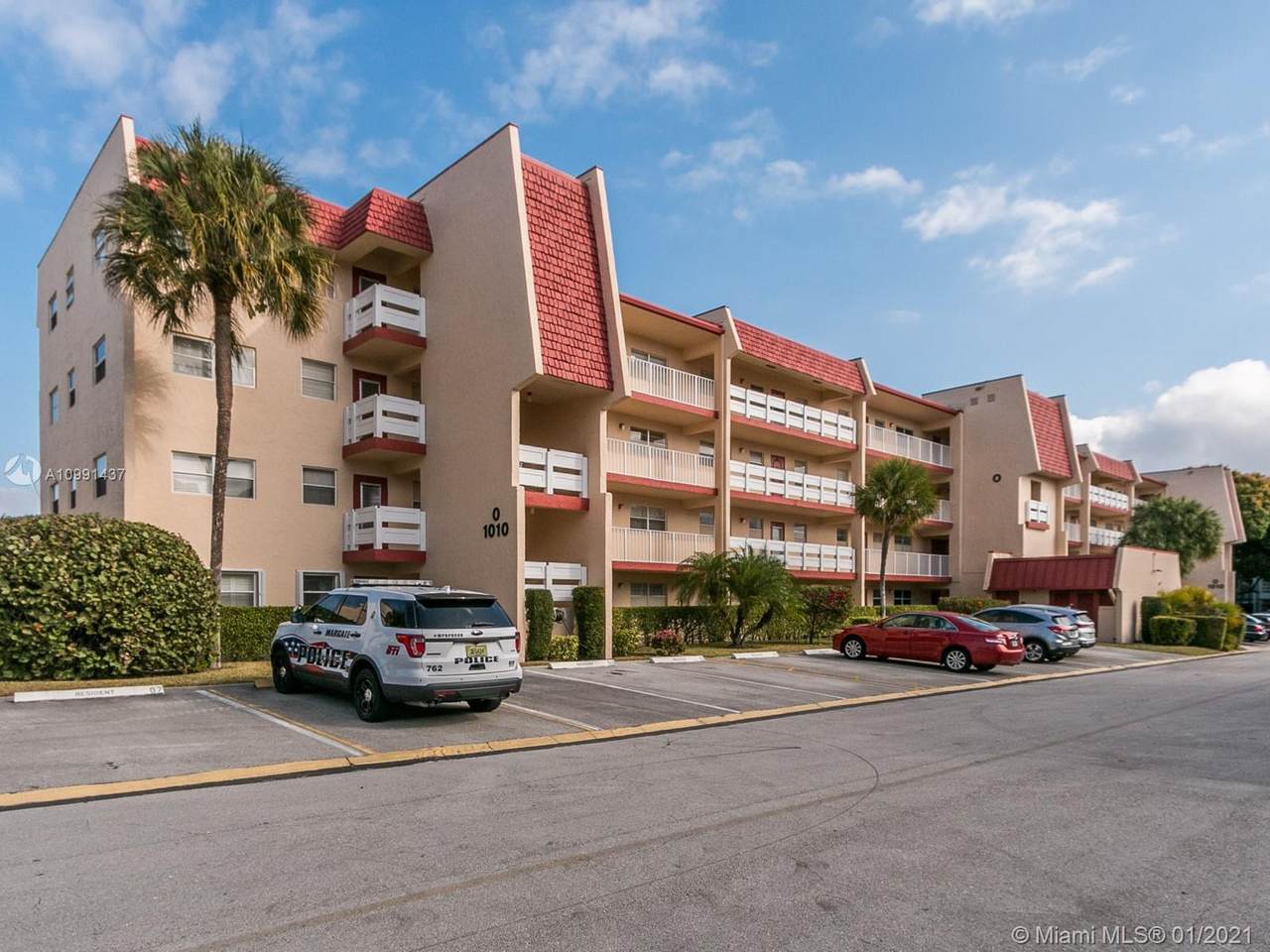 1010 Country Club Dr - Photo 1