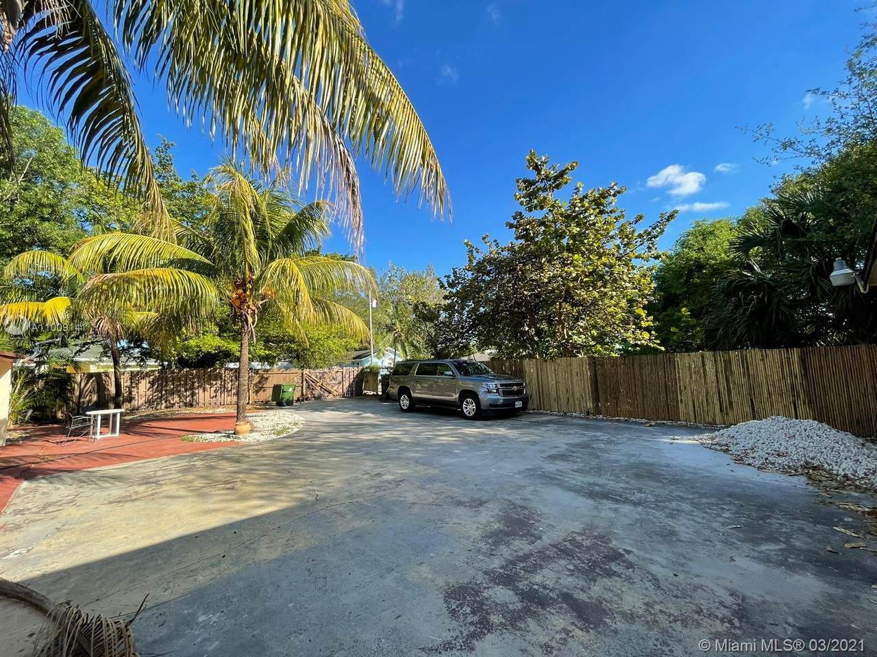 633 15th Ave - Photo 1