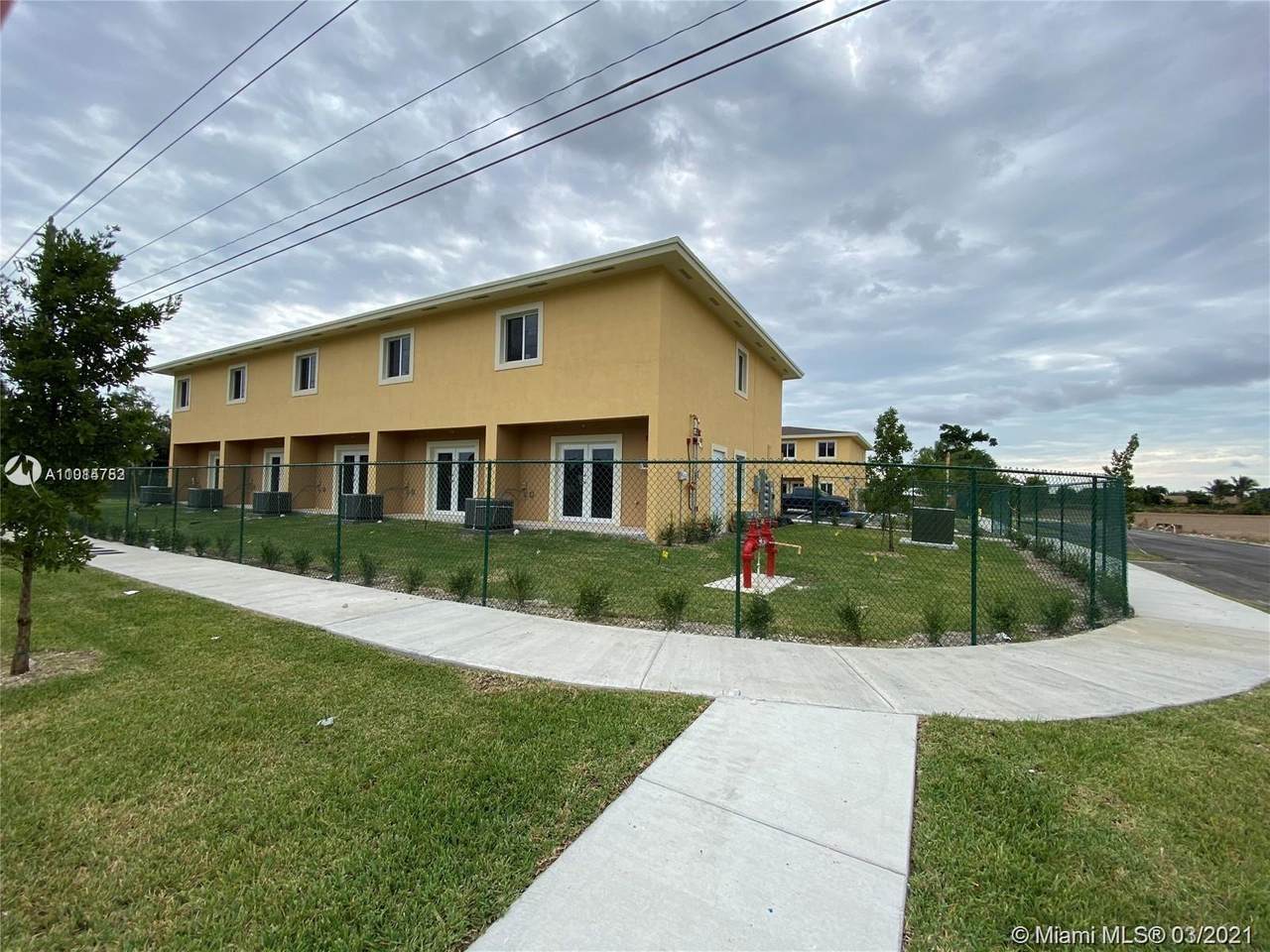 875 7 St - Photo 1