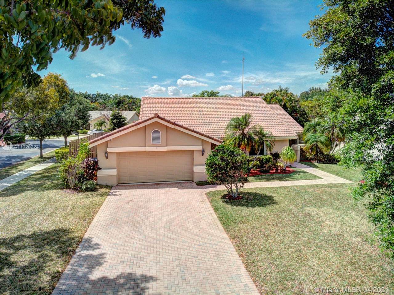 1975 Lakeshore Dr - Photo 1