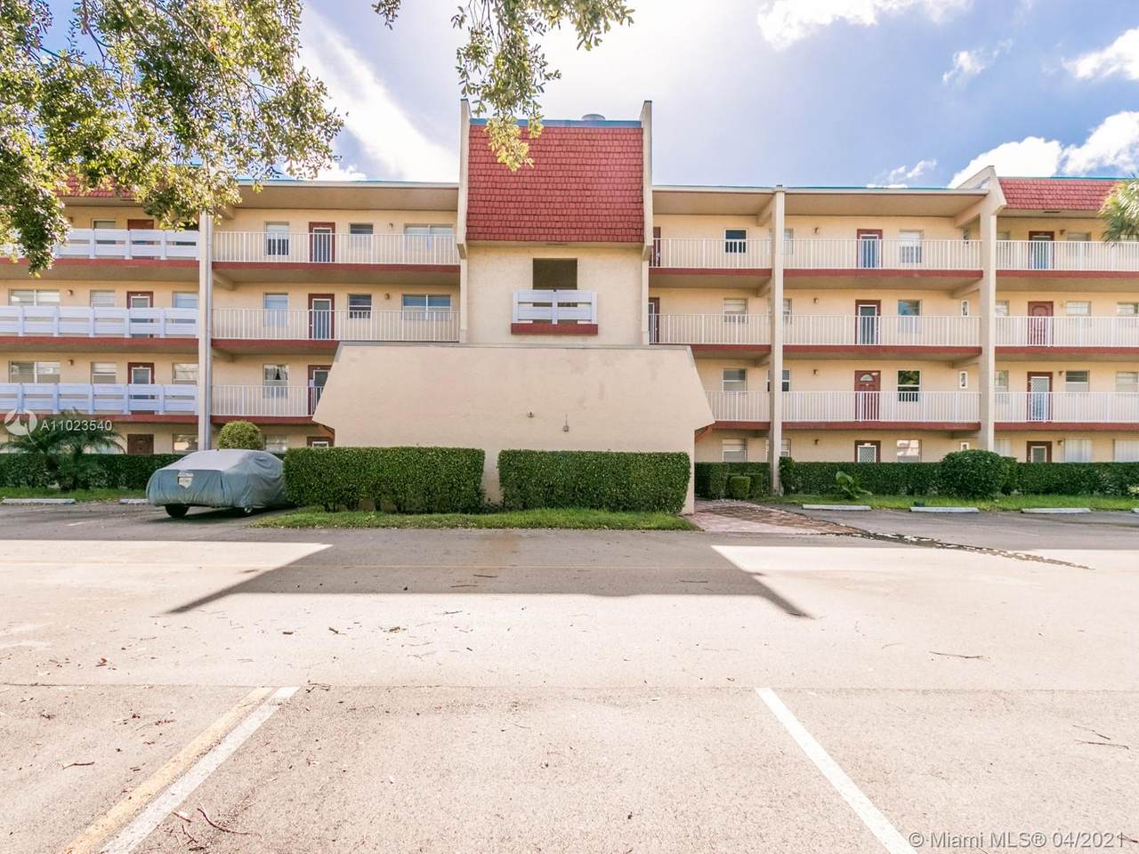 1040 Country Club Dr - Photo 1