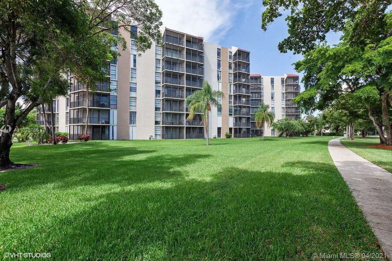 3101 Country Club Dr - Photo 1