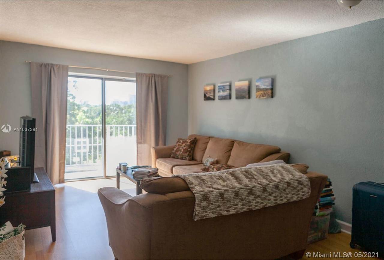 445 11th St - Photo 1