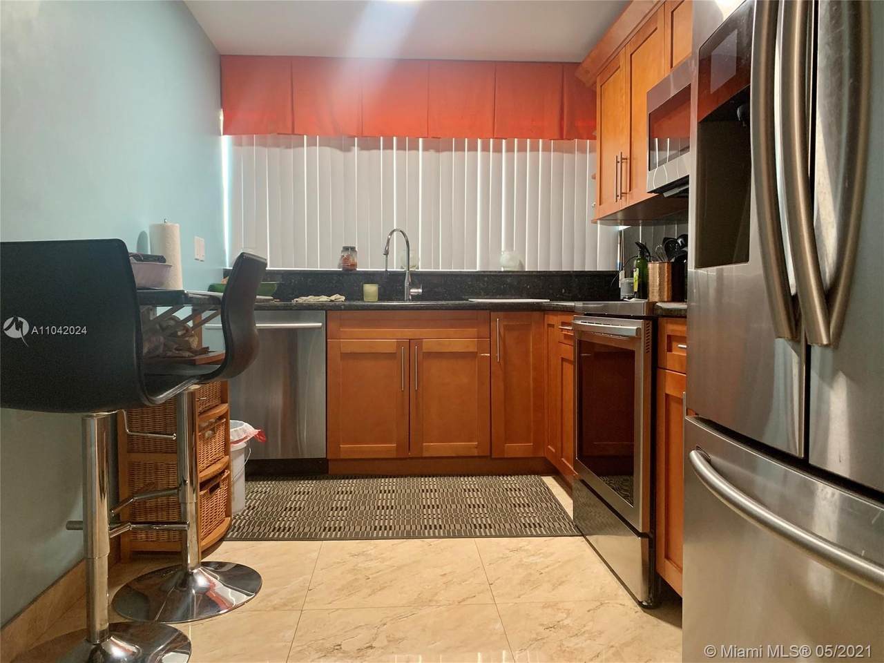 942 199th St - Photo 1