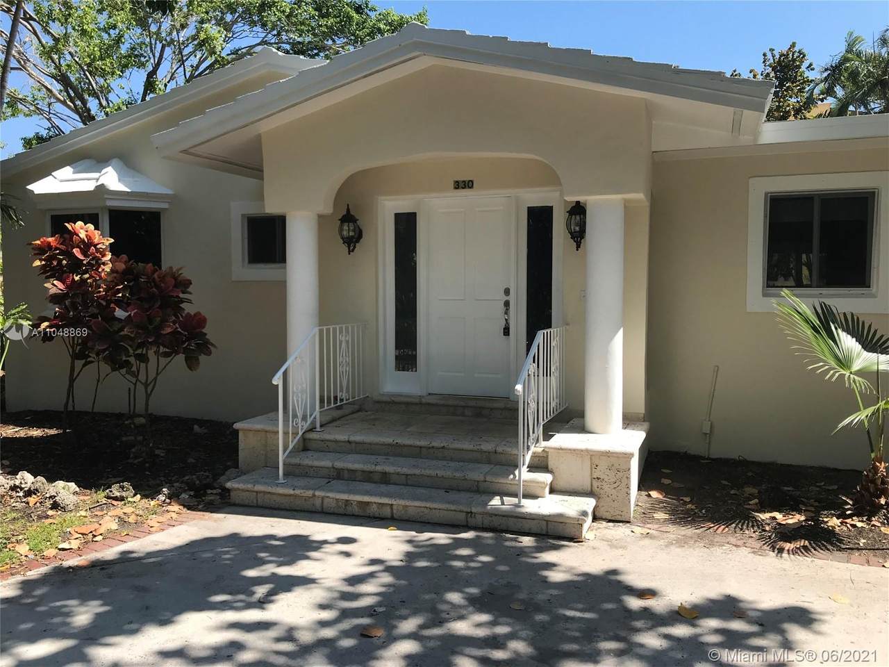 330 Redwood Ln - Photo 1