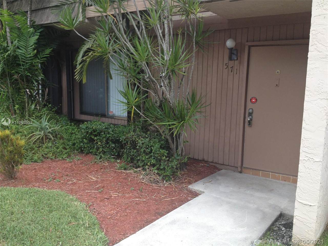 571 University Dr - Photo 1