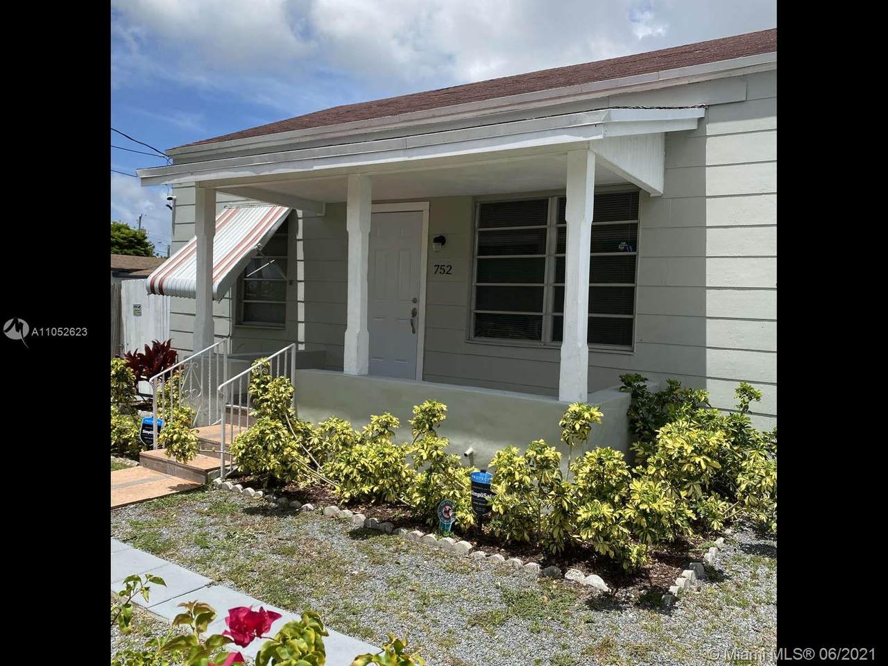 752 24th Ct - Photo 1