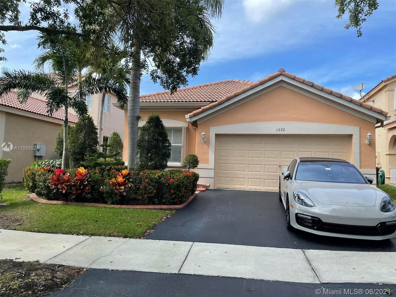 1572 Banyan Way - Photo 1