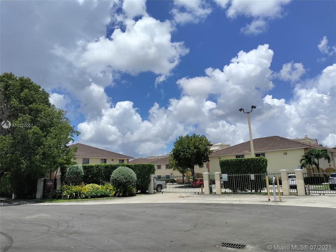 6767 182nd St - Photo 1